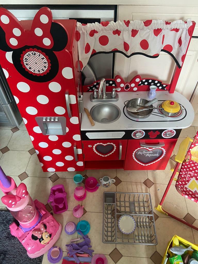 minnie mouse wooden kitchen